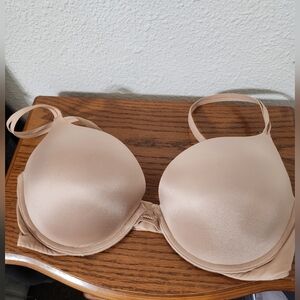 Victoria's Secret Bra size 36D in Excellent Condition. Worn once